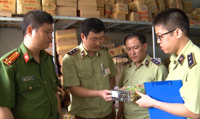 Phát hiện gần 1 tấn bánh kẹo, đồ chơi trẻ em không rõ nguồn gốc - 2 Toàn bộ số hàng hóa không có giấy tờ hợp lệ