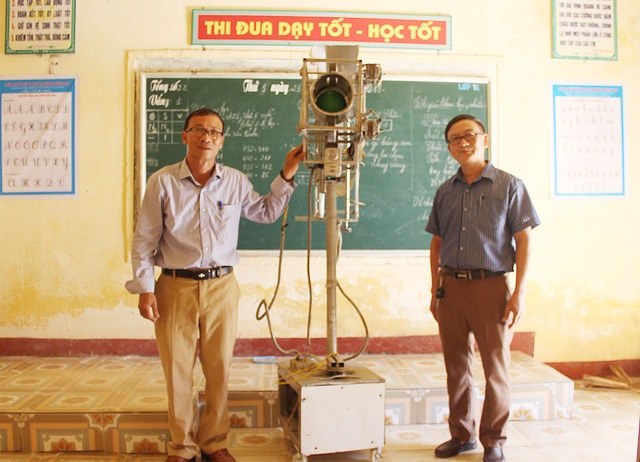 Thầy giáo tiểu học sáng chế máy bắn bóng chuyền - 1
Thầy Quang (bên trái) và thầy Hạnh bên chiếc máy do hai thầy sáng chế.
