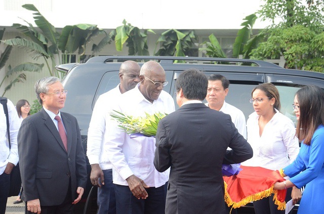 Phó Chủ tịch thứ nhất Cuba thăm Bệnh viện Hữu nghị Việt Nam - Cuba Đồng Hới - 1 Ông Salvador Valdés Mesa - Ủy viên Bộ Chính trị, Phó Chủ tịch Thứ nhất Hội đồng Nhà nước và Hội đồng Bộ trưởng nước Cộng hòa Cuba đến thăm Bệnh viện Hữu nghị Việt Nam – Cuba Đồng Hới