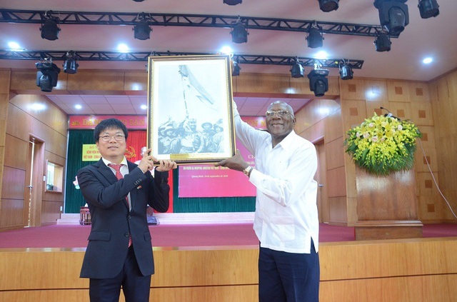 Phó Chủ tịch thứ nhất Cuba thăm Bệnh viện Hữu nghị Việt Nam - Cuba Đồng Hới - 5 Ông Salvador Valdés Mesa cũng đã trao tặng bức tranh lịch sử sự kiện Chủ tịch Fidel Castro thăm vùng giải pháp miền Nam Việt Nam cho Bệnh viện Hữu nghị Việt Nam – Cuba Đồng Hới.