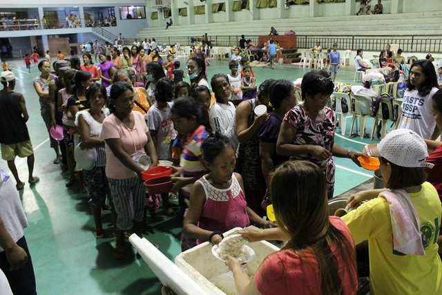Siêu bão mạnh nhất trong năm sắp đổ bộ Philippines, Hong Kong - 4 Bên trong một trại sơ tán tại Cagayan trước khi bão Mangkhut đổ bộ vào Philippines (Ảnh: Reuters)
