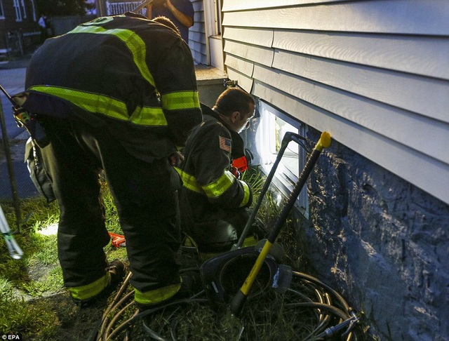 Mỹ: Hàng loạt vụ nổ gas rung chuyển thành phố Boston, 70 ngôi nhà bị thiêu rụi - 11
Các nhân viên cứu hỏa tìm cách vào một ngôi nhà thông qua tầng hầm để kiểm tra đường ống gas tại thị trấn Lawrence.