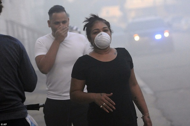 Mỹ: Hàng loạt vụ nổ gas rung chuyển thành phố Boston, 70 ngôi nhà bị thiêu rụi - 10
Người dân đeo khẩu trang và bịt miệng trong khi sơ tán khỏi hiện trường một vụ cháy trên phố Bowdoin, Lawrence.