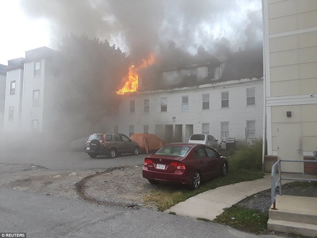 Mỹ: Hàng loạt vụ nổ gas rung chuyển thành phố Boston, 70 ngôi nhà bị thiêu rụi - 5
Các vụ cháy nổ đã khiến nhiều người phải sơ tán.