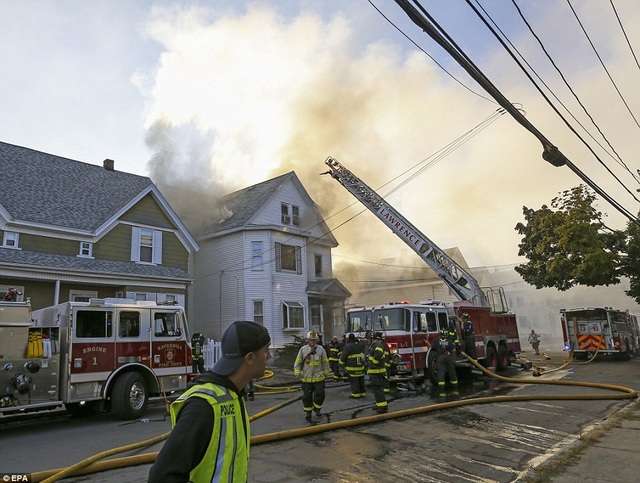 Mỹ: Hàng loạt vụ nổ gas rung chuyển thành phố Boston, 70 ngôi nhà bị thiêu rụi - 7
Ít nhất 1 người đã được xác định thiệt mạng do khổ gas và 12 người khác cũng bị thương.