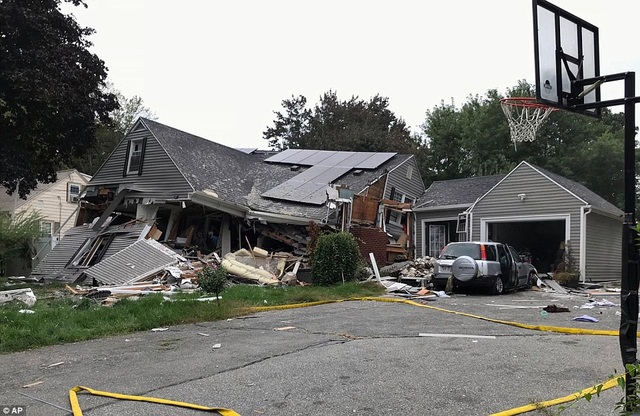 Mỹ: Hàng loạt vụ nổ gas rung chuyển thành phố Boston, 70 ngôi nhà bị thiêu rụi - 9
Một ngôi nhà bị phá hủy do nổ gas tại thị trấn Lawrence, bang Massachusetts.