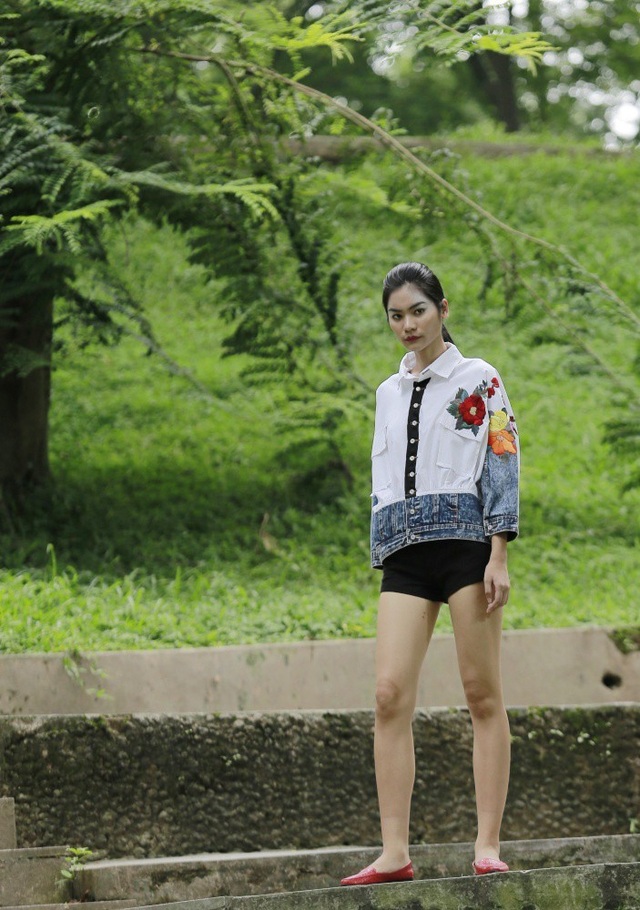 Diva Thanh Lam tiết lộ mối lương duyên đặc biệt với NTK Minh Hạnh - 19 Những kiểu dáng phá cách vượt ra ngoài quy tắc thông thường của trang phục, vẫn là jeans nhưng jeans của Cao Duy mềm mại nữ tính với những đóa hoa rực rỡ.