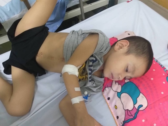 Thương bé trai 4 tuổi đếm từng ngày chờ chết vì bệnh ung thư - 4 Căn bệnh quái ác làm cháu An Phước ngày càng yếu đi.