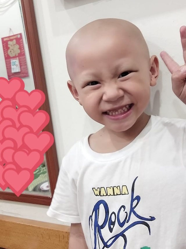 Thương bé trai 4 tuổi đếm từng ngày chờ chết vì bệnh ung thư - 1 Những tháng ngày cháu An Phước điều trị tại Hà Nội tóc rụng hết nhưng cháu vẫn luôn nở niềm vui ...