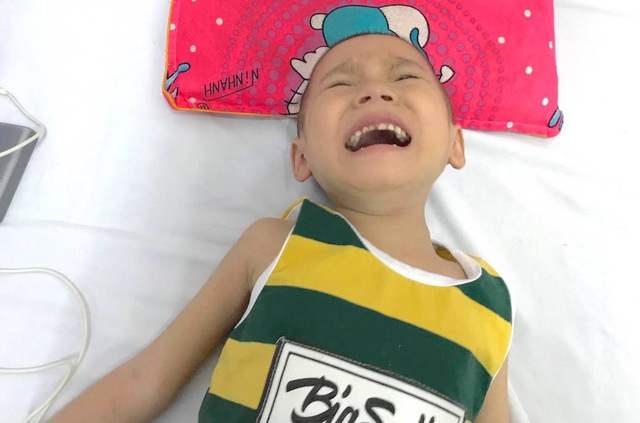 Thương bé trai 4 tuổi đếm từng ngày chờ chết vì bệnh ung thư - 5 Mỗi lần căn bệnh tái phát anh chỉ biết ôm con vào bệnh viện Ung bướu Nghệ An để các bác sĩ giúp cháu giảm những cơn đau.