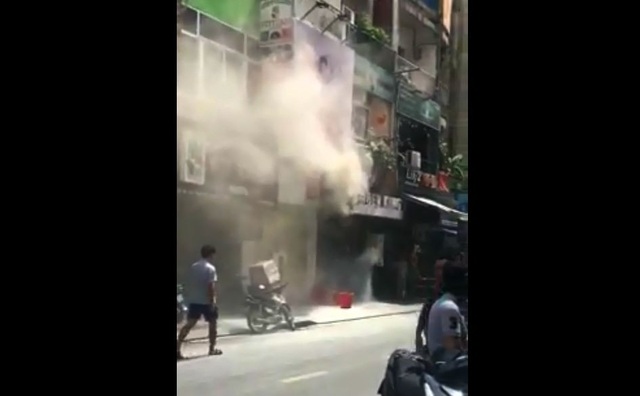 Giải cứu đôi vợ chồng trong ngôi nhà đang cháy ở phố Tây - 1 Ngôi nhà bốc khói nghi ngút khiến nhiều người hoảng sợ