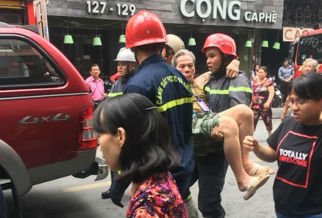 Giải cứu đôi vợ chồng trong ngôi nhà đang cháy ở phố Tây - 4 Giải cứu đôi vợ chồng trong ngôi nhà đang cháy ở phố Tây - 4