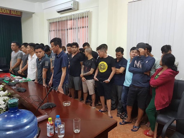 Gần 100 cảnh sát bao vây sới bạc “khủng” ở Sài Gòn - 2 Các con bạc bị bắt cùng tang vật