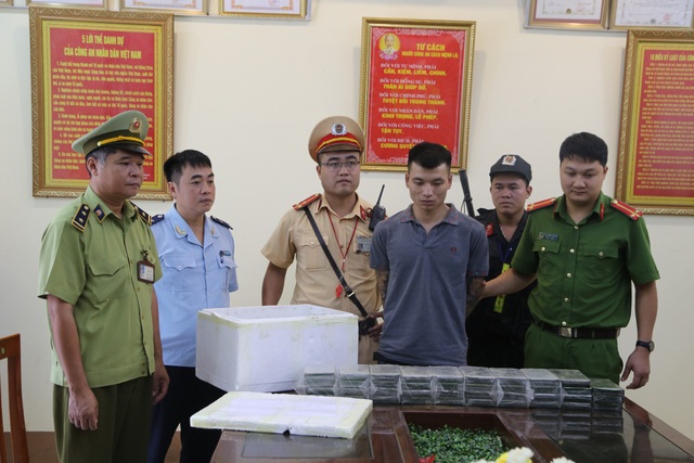 Bắt 2 mẹ con mua bán 64 bánh heroin - 1 Đối tượng Tô Minh Tiến cùng tang vật là 39 bánh heroin
