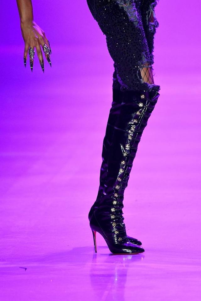 Những mẫu giày dép sành điệu tại tuần lễ thời trang New York - 15
The Blonds x Disney Villains