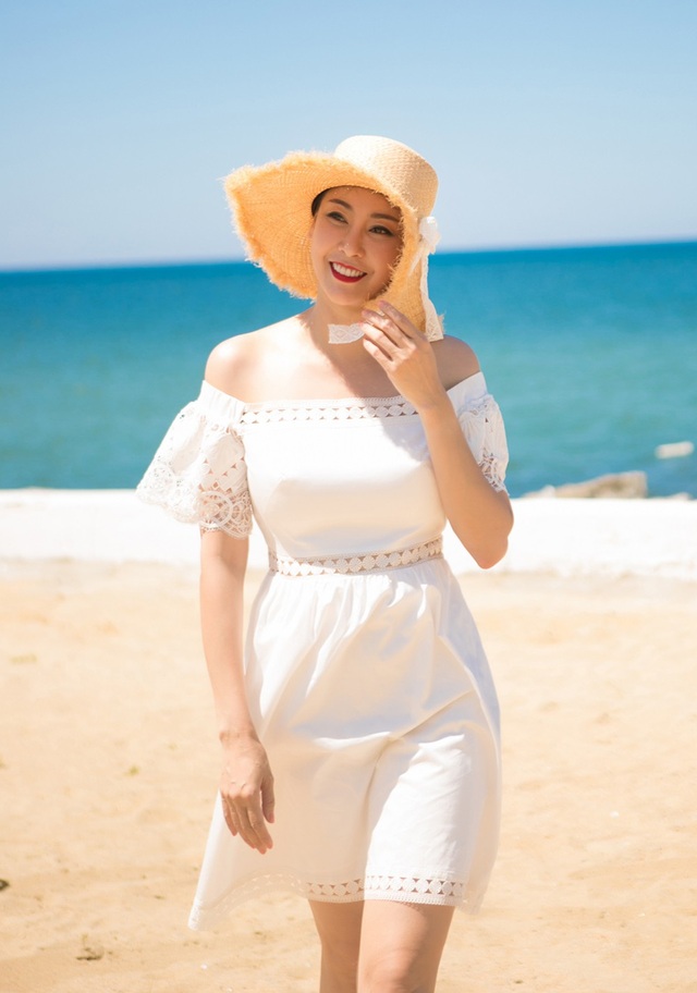 Hoa hậu "không tuổi" Hà Kiều Anh tự tin khoe dáng với bikini - 10 Lịch trình làm việc bận rộn, cộng thêm việc kinh doanh và chăm sóc tổ ấm, thế nhưng cựu Hoa hậu vẫn dành một khoảng thời gian nhất định để chăm sóc bản thân. Đó là lý do cô vẫn giữ được vẻ đẹp và nhan sắc ngày càng mặn mà sau nhiều năm.