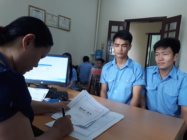 Bỏ đại học để học nghề, bạn trẻ muốn có việc làm ổn định - 1
Bạn Lê Thanh Tùng (bên trái) và Trần Thanh Quỳnh quyết định từ bỏ giảng đường Đại học để học nghề