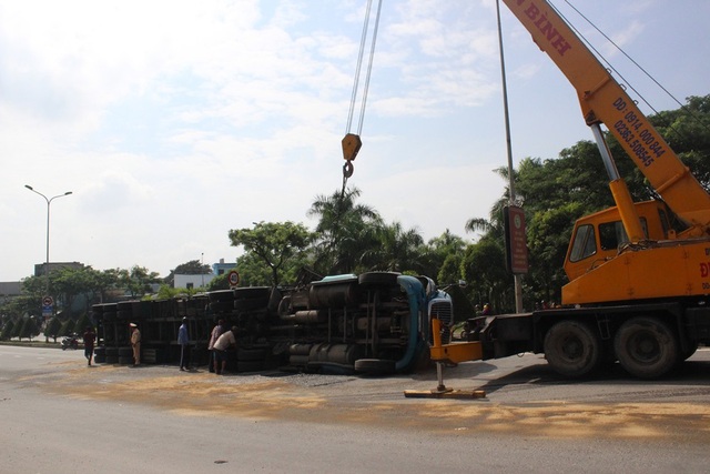 Xe đầu kéo lật ngửa khi lên cầu vượt, cả trăm lít dầu tràn ra đường - 2 Hàng trăm lít dầu trong xe đổ tràn ra ngoài. Vụ lật xe gây ách tắc giao thông qua cầu vượt Hòa Cầm nhiều giờ liền