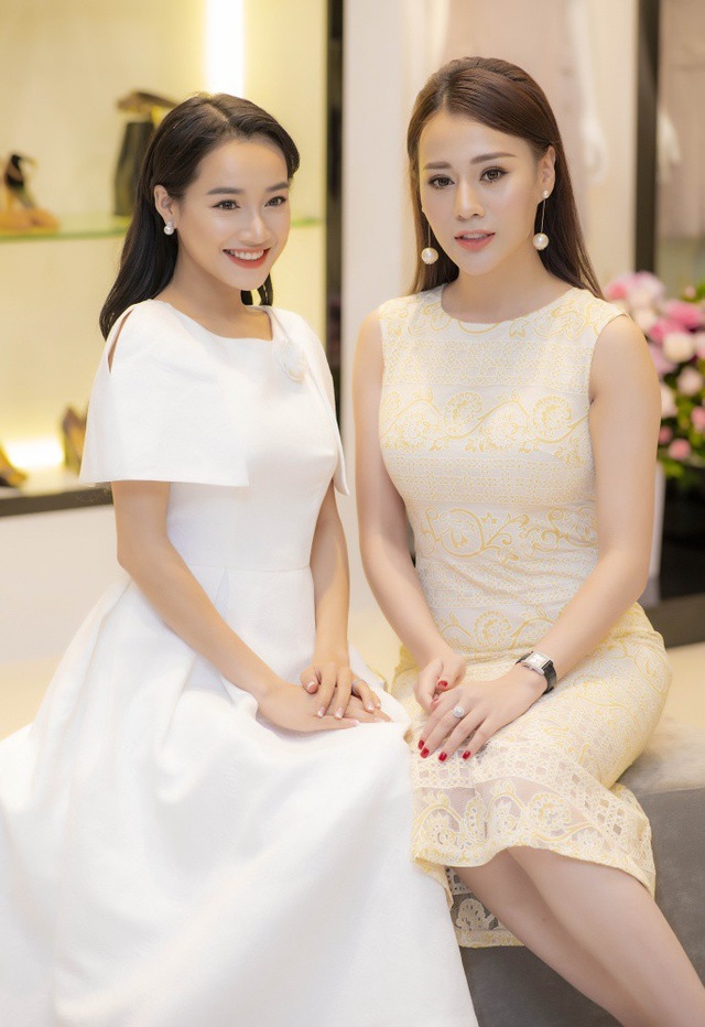 Nhã Phương gầy tong teo, một mực giữ im lặng trước ngày cưới - 6 Phương Oanh có dịp đọ nhan sắc với bà xã tương lai của Trường Giang.