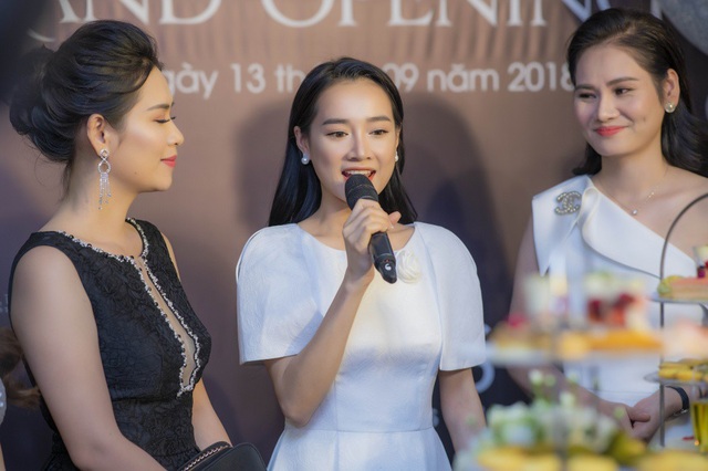 Nhã Phương gầy tong teo, một mực giữ im lặng trước ngày cưới - 4 Vốn rất kín tiếng, cả Nhã Phương và Trường Giang đều không lên tiếng xác nhận ngày vui của họ. Hồi cuối tháng 8, cả hai đã làm lễ đính hôn lãng mạn bên bờ biển Hội An trước sự chứng kiến của những người thân trong gia đình. Được biết, dàn khách mời được Nhã Phương - Trường Giang gửi thiệp cưới cũng có số lượng hạn chế.