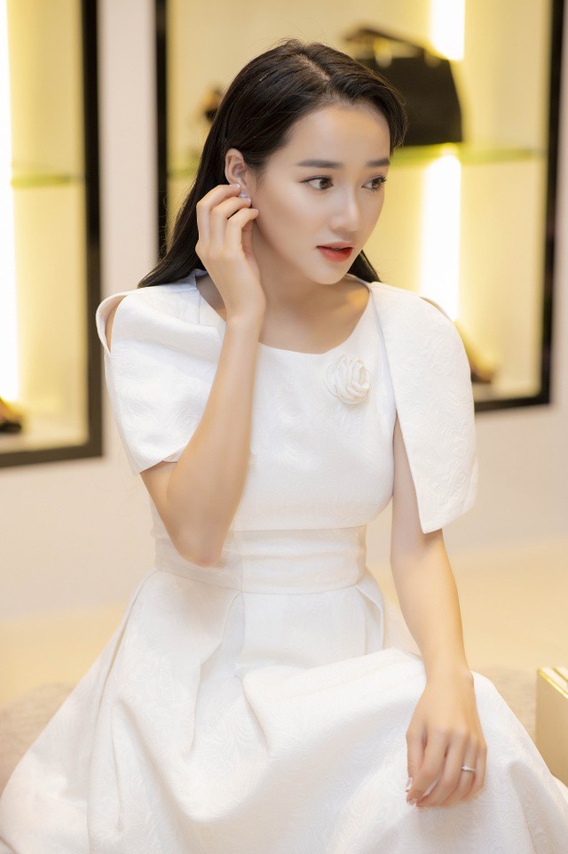 Nhã Phương gầy tong teo, một mực giữ im lặng trước ngày cưới - 2 Nữ diễn viên xuất hiện với vẻ rạng rỡ, diện bộ cánh màu trắng thanh lịch, kín đáo. Mặc dù vẫn xinh đẹp nhưng cô để lộ thân hình gầy tong teo, mong manh khiến người hâm mộ không khỏi lo lắng cho tình hình sức khỏe của người đẹp. Tuy vậy, vòng 2 của người đẹp có phần to hơn bình thường. Thời gian qua trên mạng xã hội cũng lan truyền thông tin và clip vòng 2 của Nhã Phương trong đám cưới em gái làm rộ lên nghi vấn người đẹp có bầu. Tuy nhiên Nhã Phương cũng giữ im lặng trước tin đồn này.