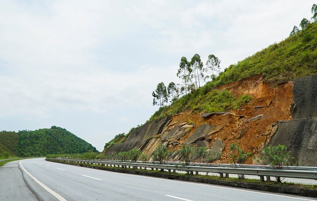 Xuất hiện nhiều điểm sạt lở trên cao tốc Nội Bài - Lào Cai - 1
Các điểm sạt lở kè taluy xuất hiện tại các vị trí km105, km 156-157, km 163, km180… đoạn qua địa phận tỉnh Yên Bái.