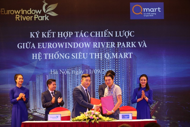 Eurowindow River Park – Sức mạnh từ những “cánh tay nối dài” - 2 Đại diện Eurowindow Holding và siêu thị QMart “bắt tay” ký kết, đánh dấu sự hợp tác tại dự án Eurowindow River Park