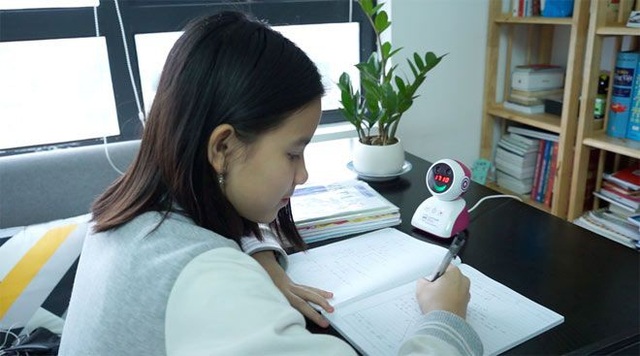 Tặng quà trung thu gì cho bé thời đại 4.0 - 2 Theo chị Hường, thứ nhất, tính an toàn luôn được chị chú trọng khi mua đồ chơi, đồ dùng cho con. Captain Eye được sản xuất từ nguyên liệu nhựa cao cấp, vượt qua những quy định quốc tế nghiêm ngặt nhất về an toàn chất lượng nên đây là sản phẩm tuyệt đối an toàn cho trẻ em.