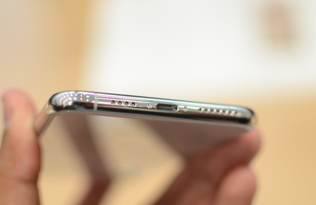 Người hâm mộ thất vọng về điểm thiếu tinh tế trên iPhone mới - 1 Cách bố trí dải loa ngoài và mic thoại thiếu cân đối trên iPhone XS.