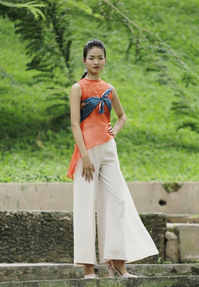 Diva Thanh Lam tiết lộ mối lương duyên đặc biệt với NTK Minh Hạnh - 12 Chất liệu lụa truyền thống vốn quen thuộc được biến hóa đầy màu sắc, tươi trẻ, kiêu kỳ trong các thiết kế của Thanh Thúy. Ngoài ra, Thanh Thuý còn kết hợp với thô đũi, lanh... trong BST mới.