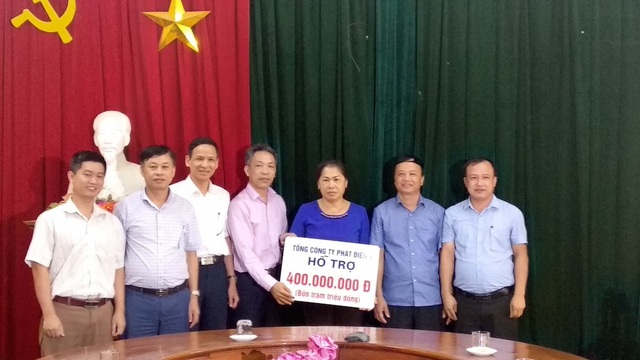 Tổng công ty phát điện 1 ủng hộ 500 triệu đồng cho các huyện Miền tây Nghệ An khắc phục bão lụt - 2 Tổng công ty phát điện 1, trao tăng 400 triệu đồng cho huyện Tương Dương.