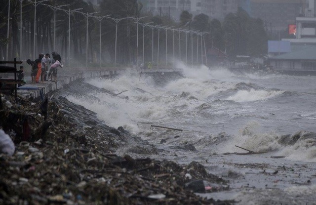 Châu Á có thể thiệt hại 120 tỷ USD do siêu bão Mangkhut - 3 Sóng biển dâng cao tại Manila do siêu bão (Ảnh: AFP)