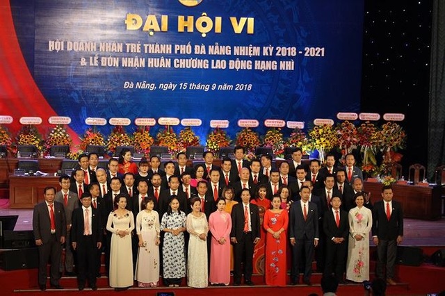 Đà Nẵng lan toả chương trình "nói ra tiền", "chấm điểm" công chức - 1
Ban chấp hành Hội doanh nhân trẻ Đà Nẵng khoá VI ra mắt đại hội