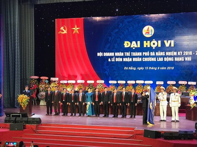 Đà Nẵng lan toả chương trình "nói ra tiền", "chấm điểm" công chức - 3 Hội doanh nhân trẻ Đà Nẵng nhận Huân chương lao động hạng nhì nhân dịp đại hội lần thứ 6
