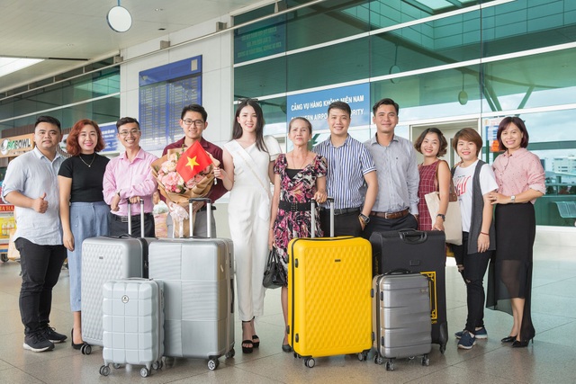 Huỳnh Thuý Vi mang 145kg hành lý lên đường thi Hoa hậu Châu Á – Thái Bình Dương - 6 Nhiều bạn bè và người thân của Huỳnh Thúy Vi cũng ra tận sân bay tiễn cô lên đường và gửi lời chúc may mắn.