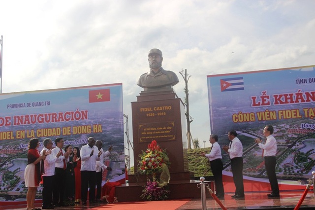 Chính thức khánh thành công viên Fidel Castro tại Quảng Trị - 3 Bức tượng Chủ tịch Fidel Castro đặt giữa công viên