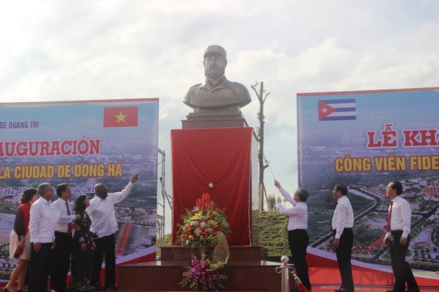 Chính thức khánh thành công viên Fidel Castro tại Quảng Trị - 2
Ông Trần Quốc Vượng và ông Salvador Valdés Mesa thực hiện nghi thức khánh thành