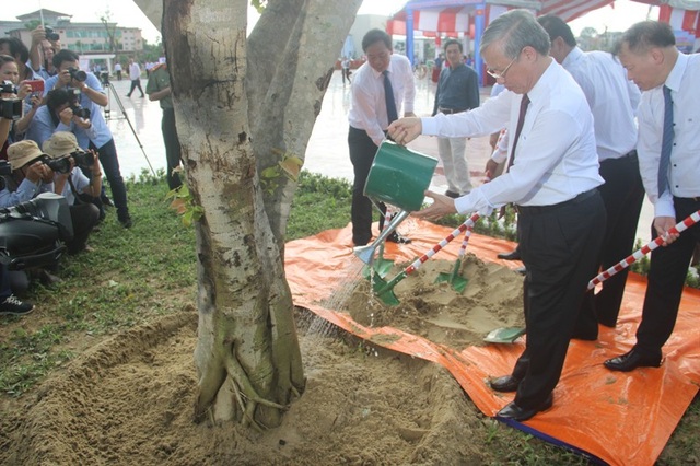 Chính thức khánh thành công viên Fidel Castro tại Quảng Trị - 7 Thường trực Ban Bí thư Trần Quốc Vượng trồng cây lưu niệm trong công viên Fidel