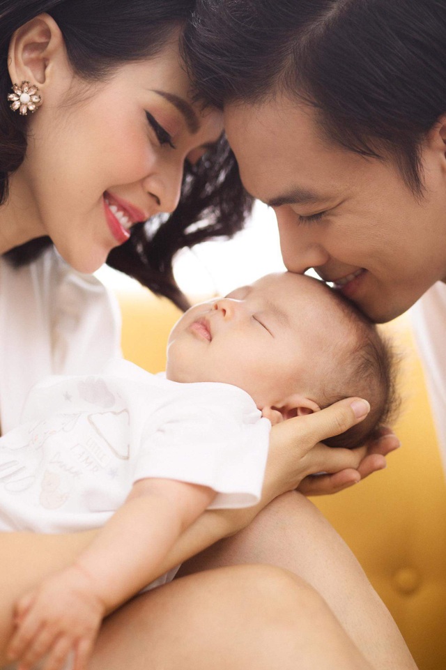 Những cặp đôi “phim giả tình thật” của showbiz Việt - 11
Cặp đôi công khai quen nhau trong lễ Valentine năm 2014, sau đó không lâu Tú Vi – Văn Anh tổ chức đám cưới. Hiện giờ, cặp đôi đã có với nhau 1 cô con gái.