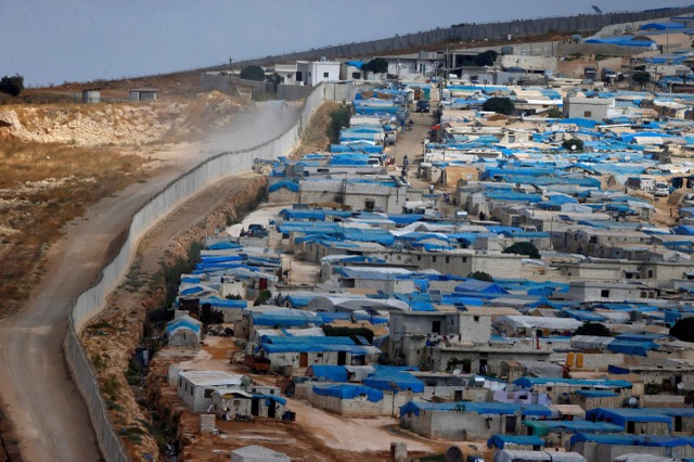 Chiến thuật của Nga và Thổ Nhĩ Kỳ trong cuộc chiến quyết định tại Syria - 3 Bức tường dọc biên giới Thổ Nhĩ Kỳ - Syria được chụp tại tỉnh Idlib. (Ảnh: Reuters)