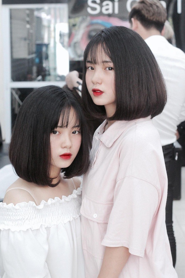 Cặp chị em song sinh 10x Yên Bái thu hút mọi ánh nhìn - 1 Vẻ đẹp tự nhiên, trong sáng tuổi học trò vốn được cộng đồng mạng rất thích thú và ưu ái đặt cho nhiều tên gọi như “thiên thần áo dài trắng” hay “thiên thần học đường”,... Và mới đây, dân mạng thêm một lần nữa không tiếc lời khen dành cho 2 chị em sinh đôi tại Yên Bái.