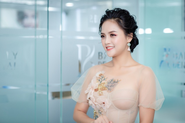 “My sói” Thu Quỳnh tự tậu xế hộp, gợi cảm hơn sau 2 năm ly hôn Chí Nhân - 4 Trái ngược với hình ảnh cá tính, đanh đá trên sóng truyền hình, Thu Quỳnh lại thu hút rất đông sự chú ý của mọi người với hình ảnh dịu dàng, nhẹ nhàng. Khoác lên mình bộ váy ren màu nude thướt tha, nữ diễn viên trở nên vô cùng xinh đẹp như nàng công chúa.