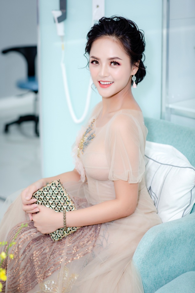 “My sói” Thu Quỳnh tự tậu xế hộp, gợi cảm hơn sau 2 năm ly hôn Chí Nhân - 2 Thời gian qua, Thu Quỳnh gây ấn tượng mạnh với khán giả truyền hình trong vai diễn “My sói” lọc lõi, ranh ma của bộ phim Quỳnh Búp Bê.