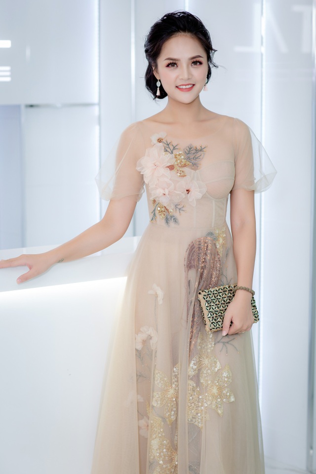 “My sói” Thu Quỳnh tự tậu xế hộp, gợi cảm hơn sau 2 năm ly hôn Chí Nhân - 3 Đời tư của Thu Quỳnh, hôn nhân đổ vỡ với Chí Nhân từng bị mổ xẻ đến từng chi tiết nhỏ. Đến nay, sau 2 năm đổ vỡ, Thu Quỳnh chọn cách bước qua nỗi đau một mình. Người đẹp ngày càng độc lập và mạnh mẽ, đi cùng với đó là những dấu ấn trên màn ảnh.