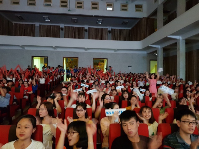 Hoành tráng đêm Gala chào tân sinh viên của trường ĐH Thương Mại - 2
Sự háo hức của các tân sinh viên khóa 54