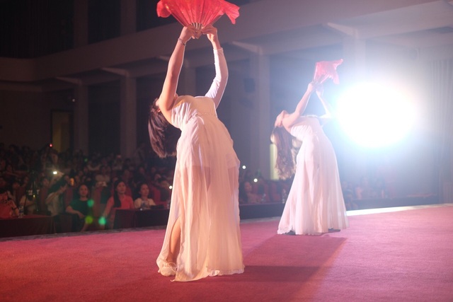Hoành tráng đêm Gala chào tân sinh viên của trường ĐH Thương Mại - 5
Đến các điệu múa uyển chuyển