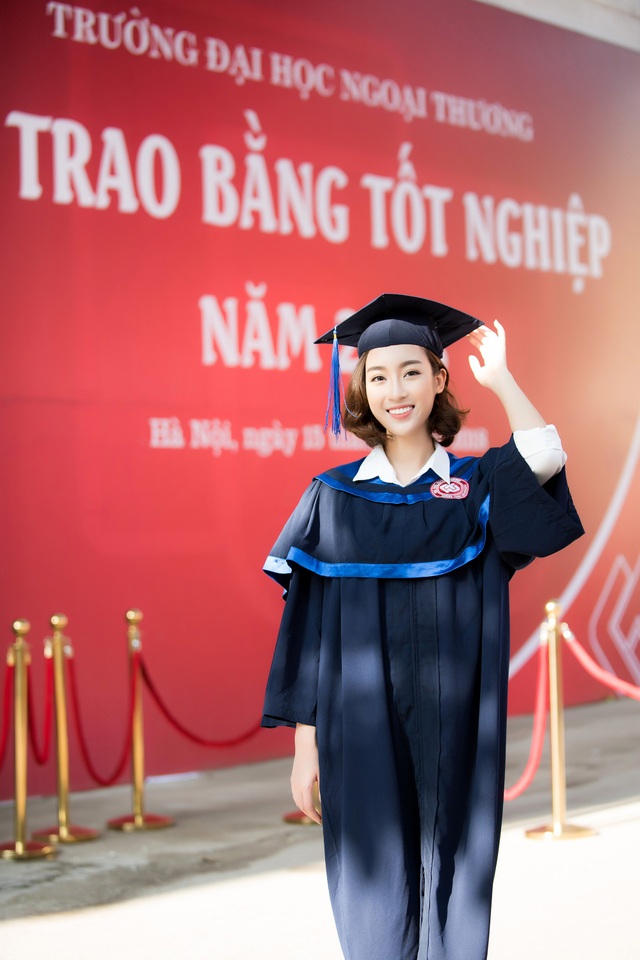 Đỗ Mỹ Linh nhận bằng tốt nghiệp ngay trước ngày trao lại vương miện - 2 Đỗ Mỹ Linh rạng rỡ trong ngày nhận bằng tốt nghiệp Đại học.