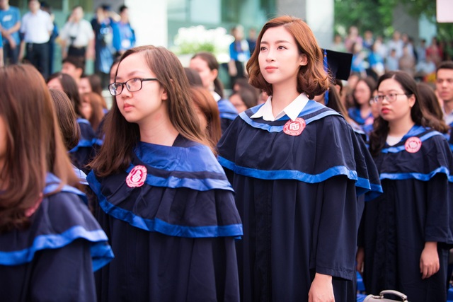 Đỗ Mỹ Linh nhận bằng tốt nghiệp ngay trước ngày trao lại vương miện - 4 Đỗ Mỹ Linh nhận bằng tốt nghiệp ngay trước ngày trao lại vương miện - 4