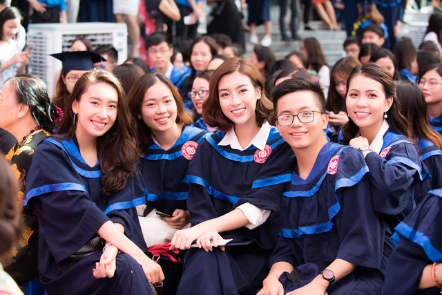 Đỗ Mỹ Linh nhận bằng tốt nghiệp ngay trước ngày trao lại vương miện - 3 Đỗ Mỹ Linh nhận bằng tốt nghiệp ngay trước ngày trao lại vương miện - 3