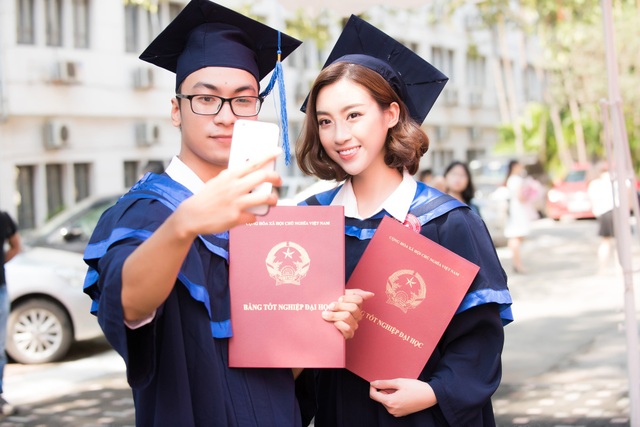 Đỗ Mỹ Linh nhận bằng tốt nghiệp ngay trước ngày trao lại vương miện - 9 Cùng bạn bè lưu lại khoảnh khắc đáng nhớ thời sinh viên.